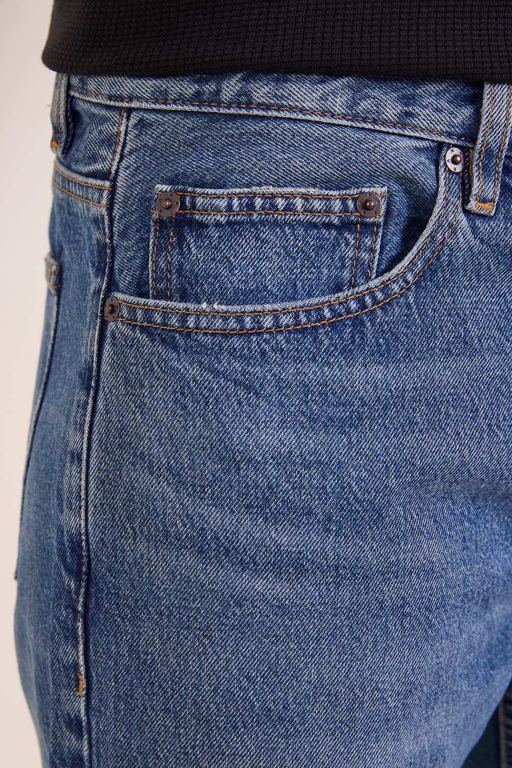 תמונת תקריב דוגמן של מכנסי ג'ינס בגזרה ישרה