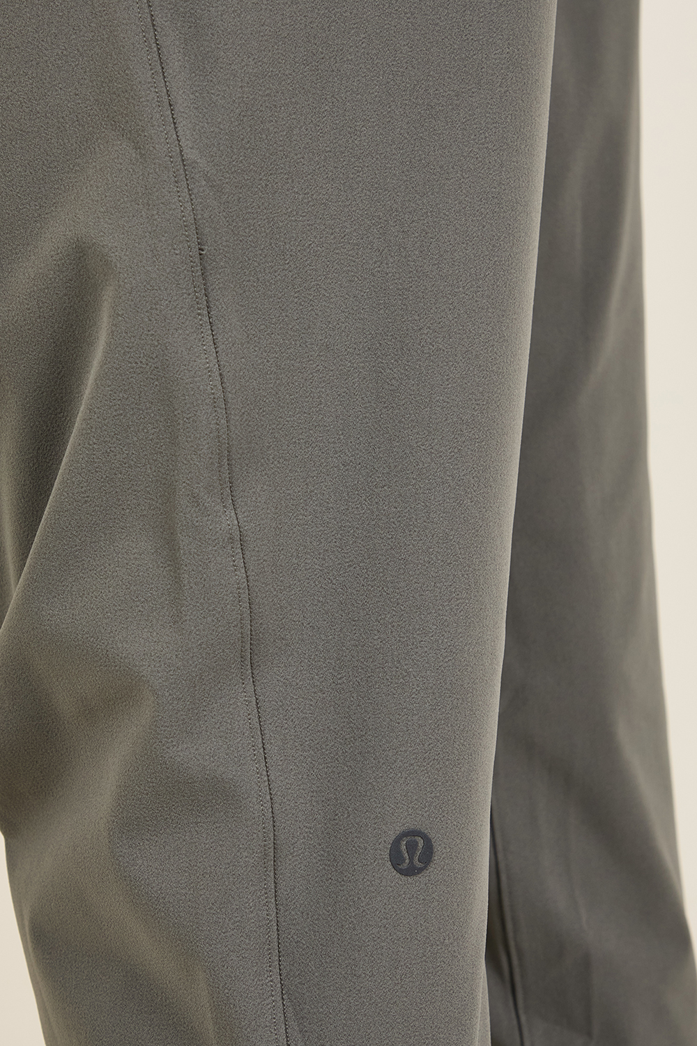 תמונת תקריב דוגמן של Zeroed In Slim-Fit Pant