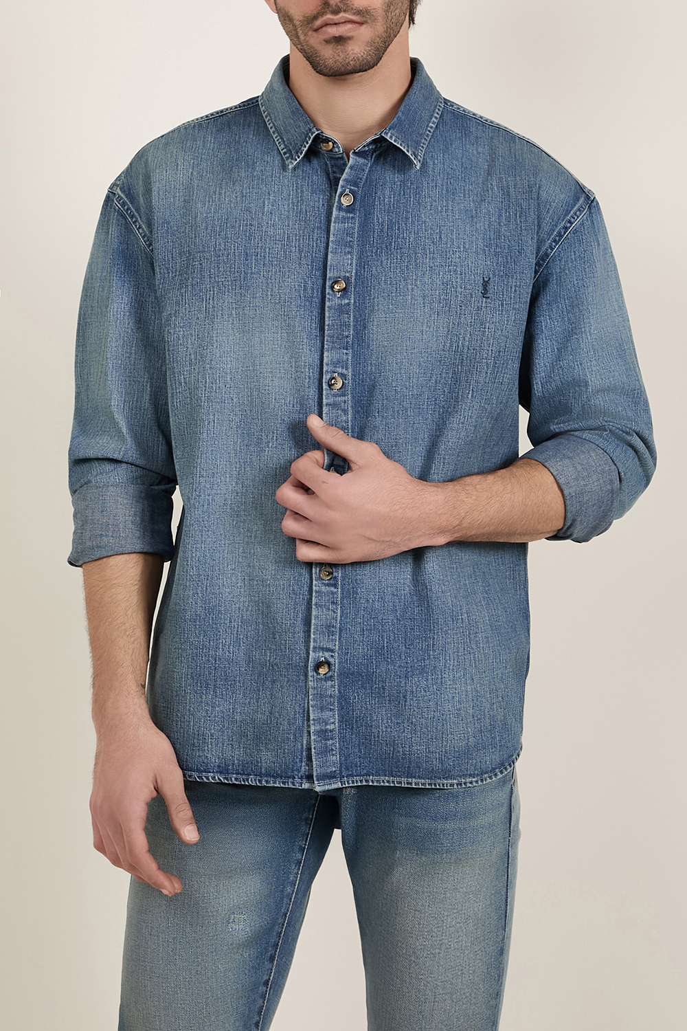 תמונת דוגמן קידמית של חולצת כפתורים ג'ינס