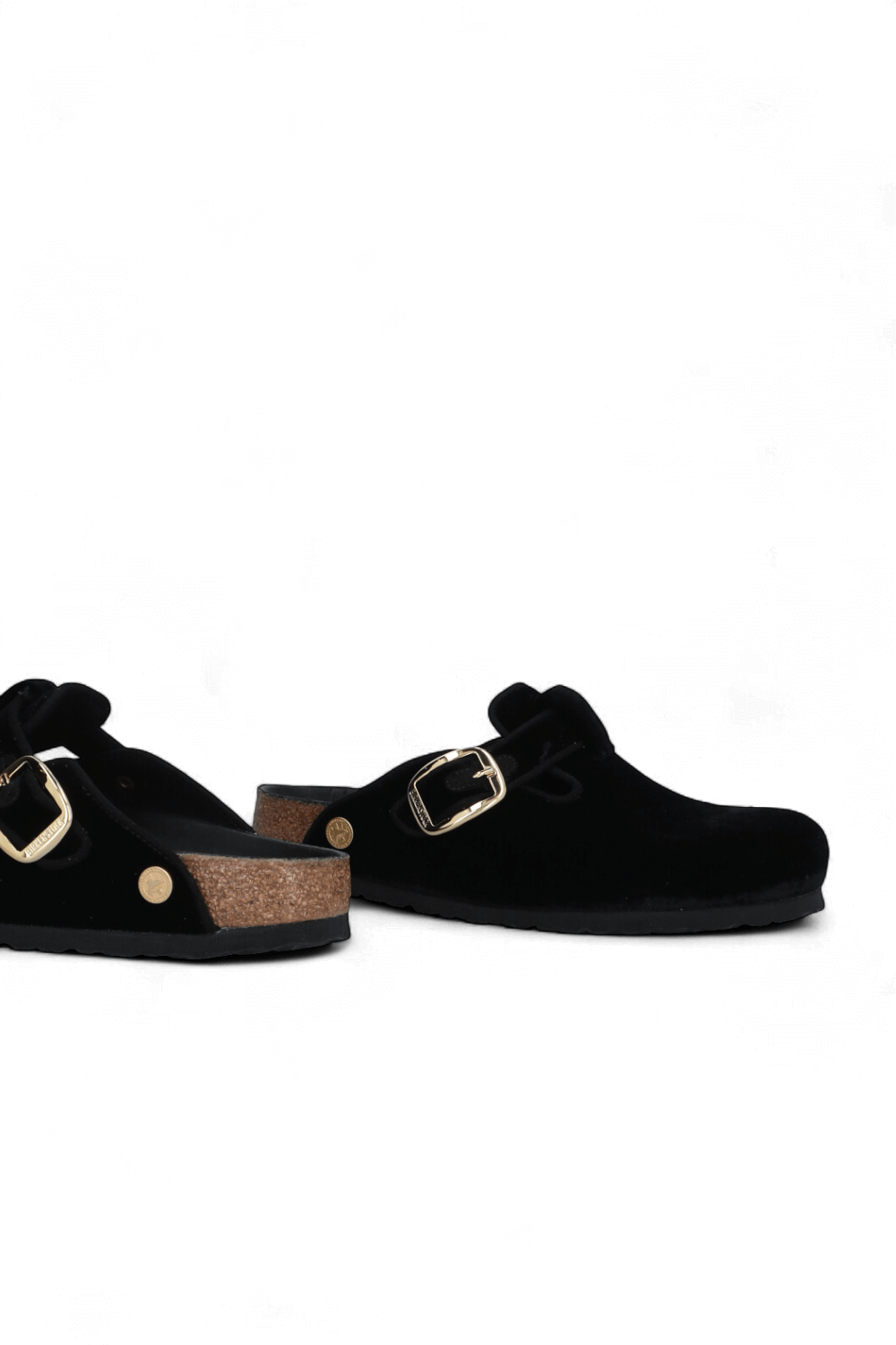 תמונת תקריב של נעלי בוסטון קטיפה