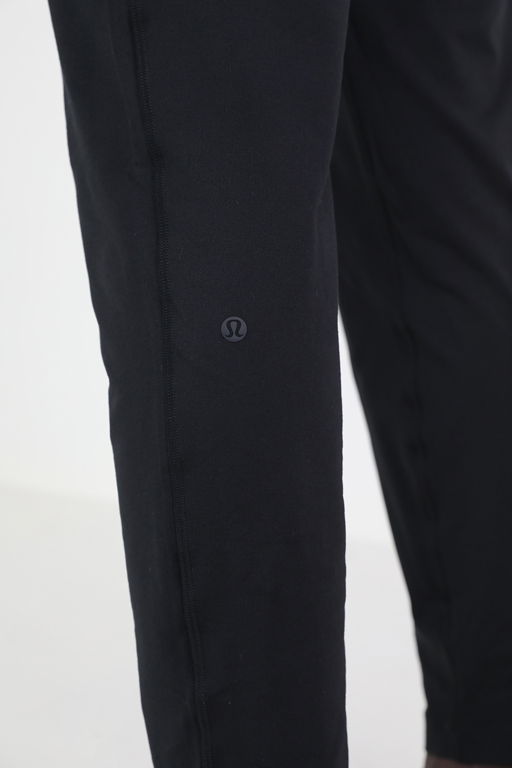 תמונת תקריב דוגמן של Soft Jersey Tapered Pant