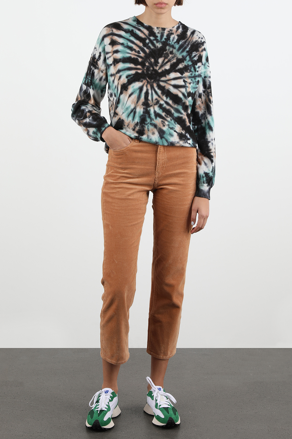 תמונת דוגמן קידמית של נעלי סניקרס מדגם 327 בצבע ירוק