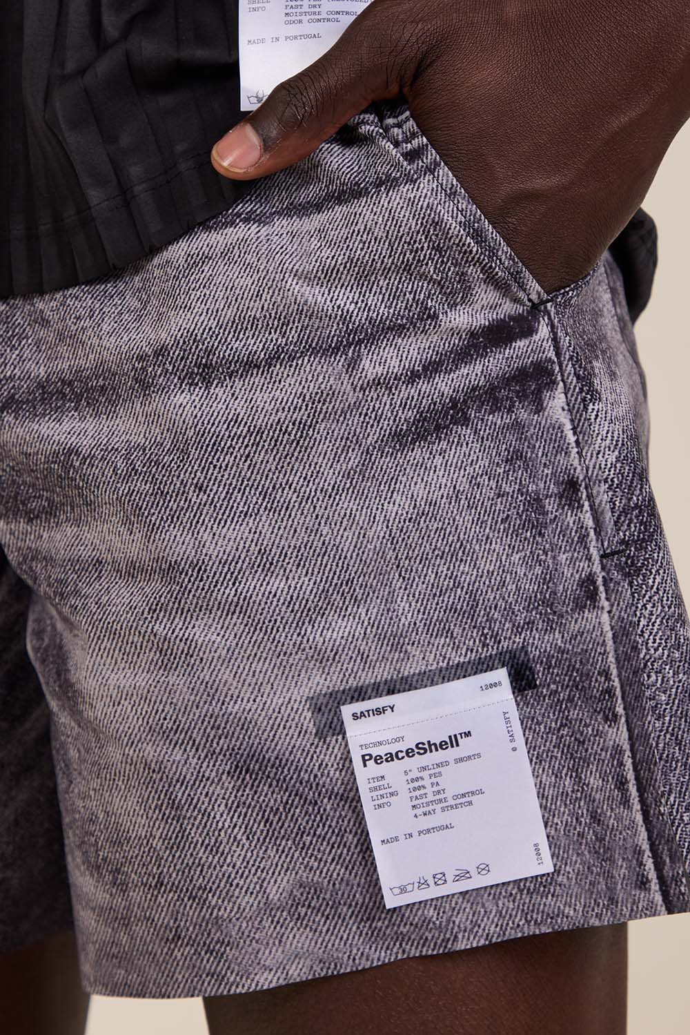 תמונת תקריב דוגמן של מכנסיים קצרים לאימון בהדפס ג'ינס