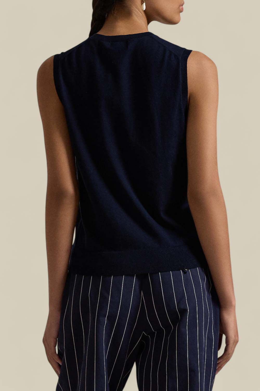 תמונת דוגמן אחורית של גופיית סריג