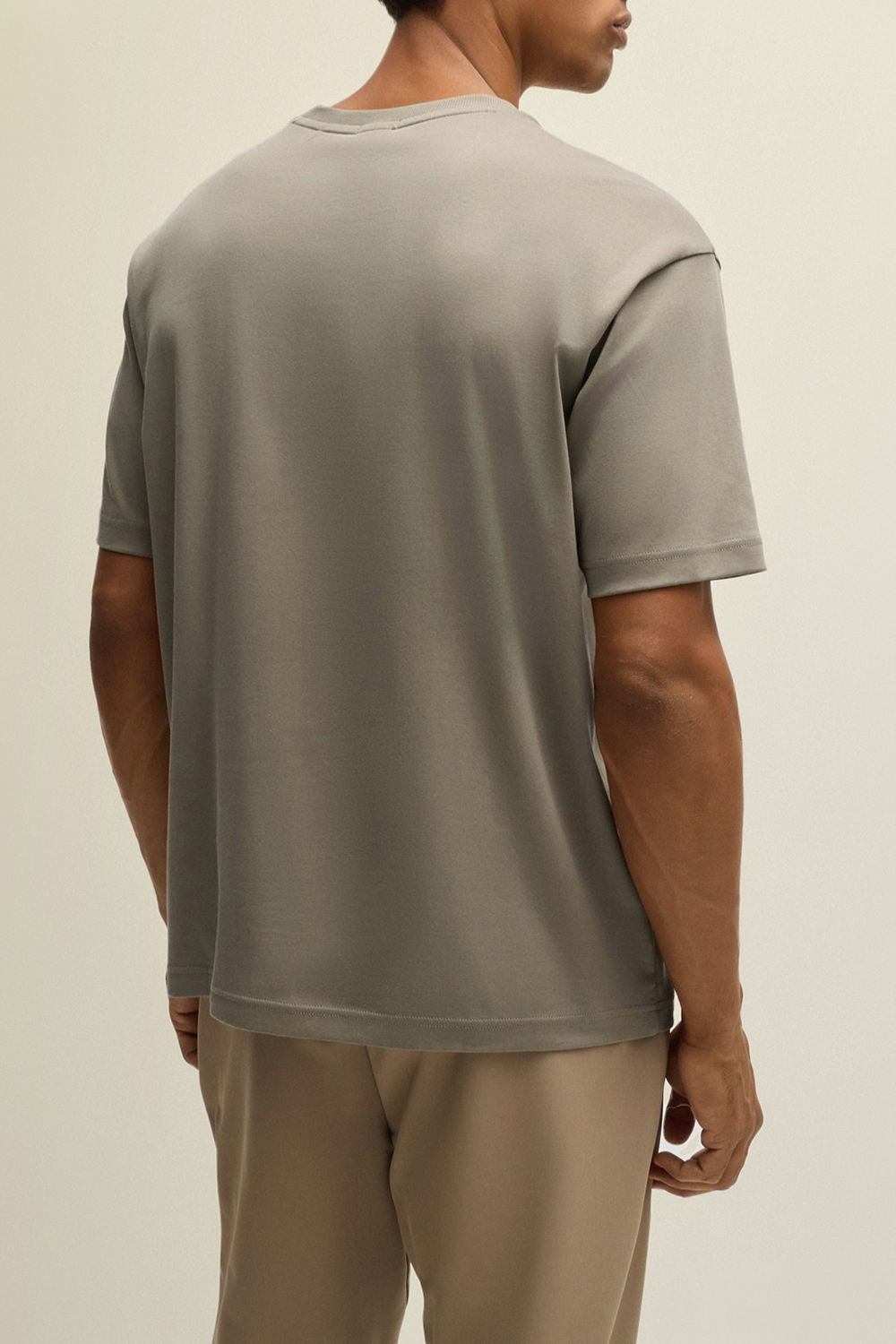 תמונת דוגמן אחורית של חולצת טי