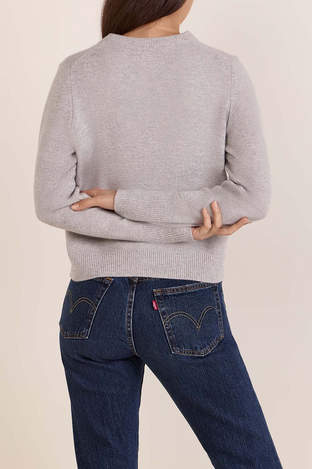 תמונת דוגמן אחורית של קרדיגן צמר