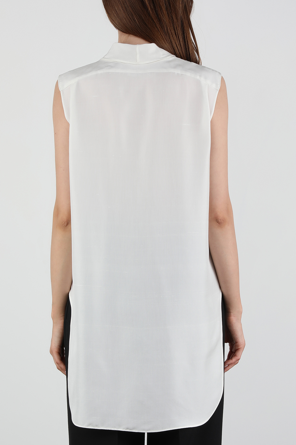 תמונת דוגמן אחורית של חולצת משי ללא שרוולים