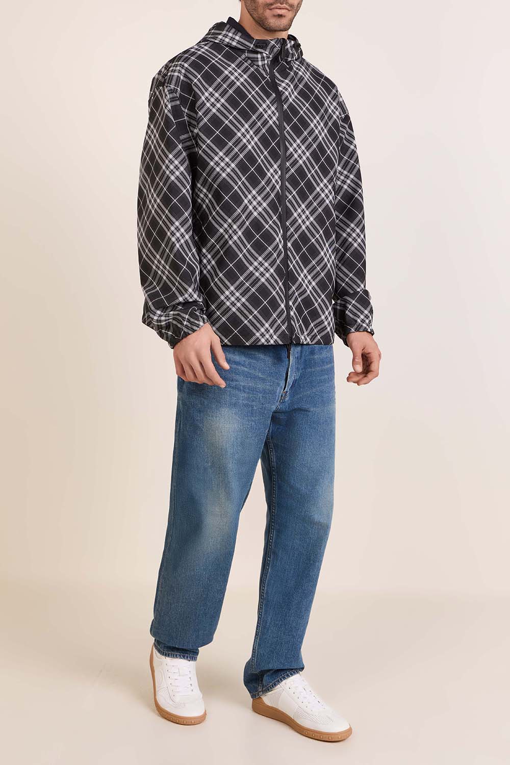 תמונת דוגמן קידמית של נעלי סניקרס