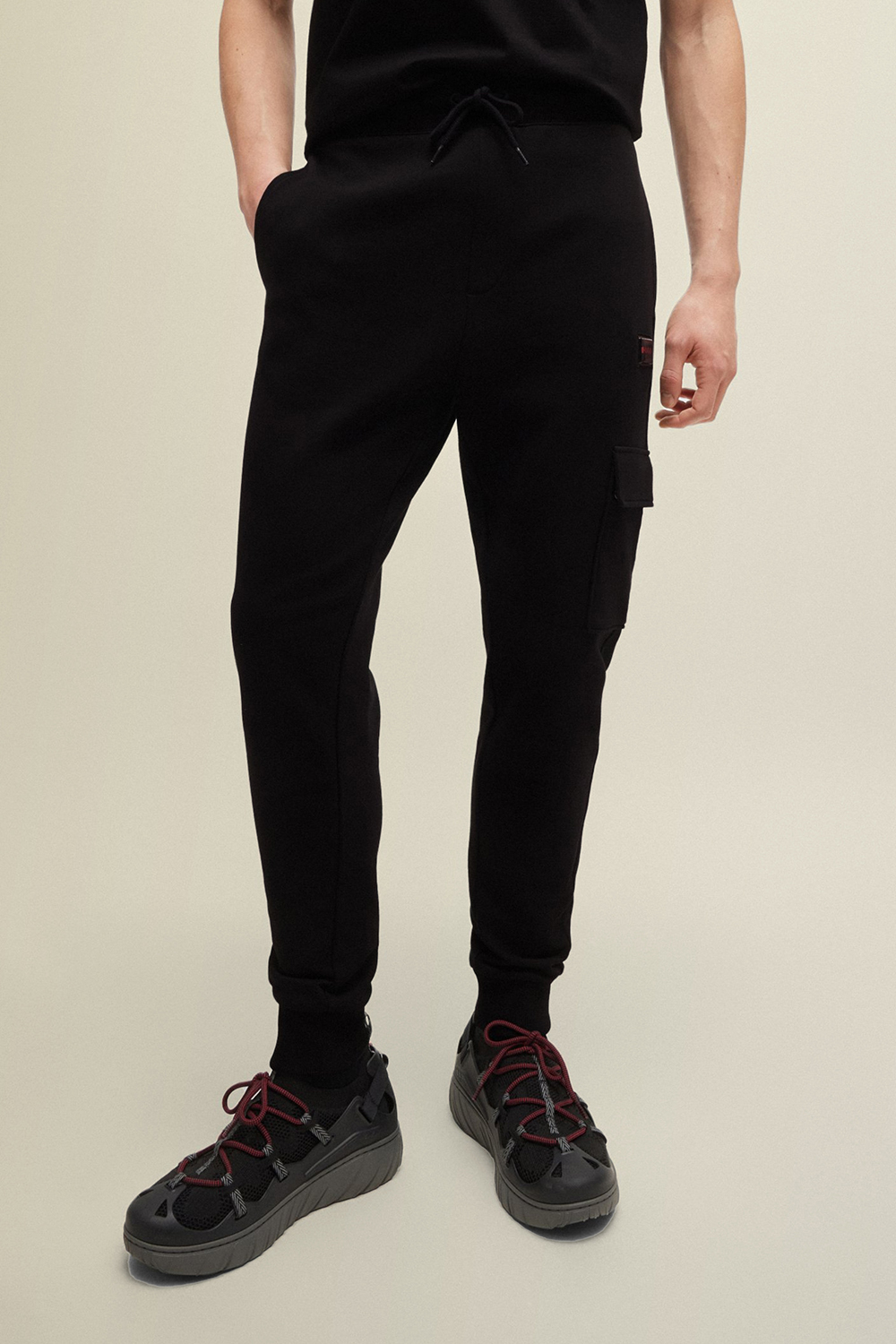 תמונת דוגמן קידמית של מכנסי ג'וג ארוכים