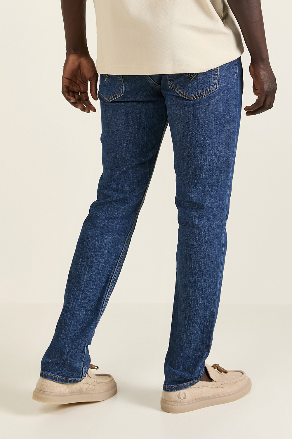 תמונת דוגמן אחורית של מכנסי ג'ינס 511 סלים