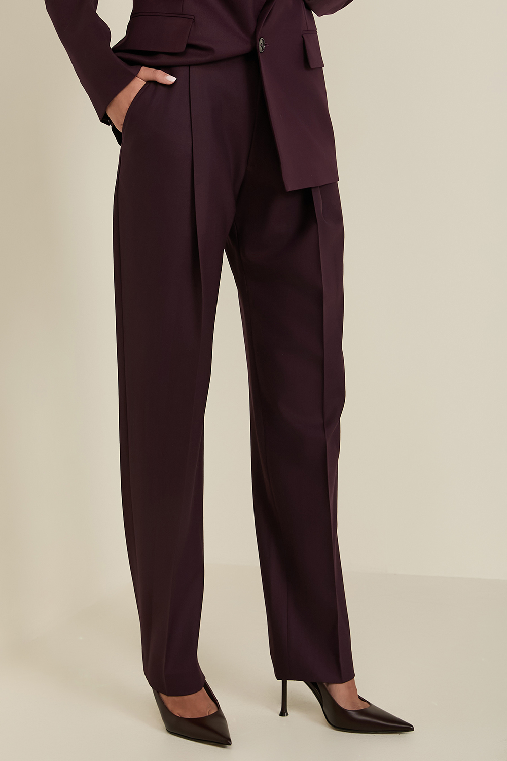 תמונת דוגמן קידמית של מכנסי צ'ינו