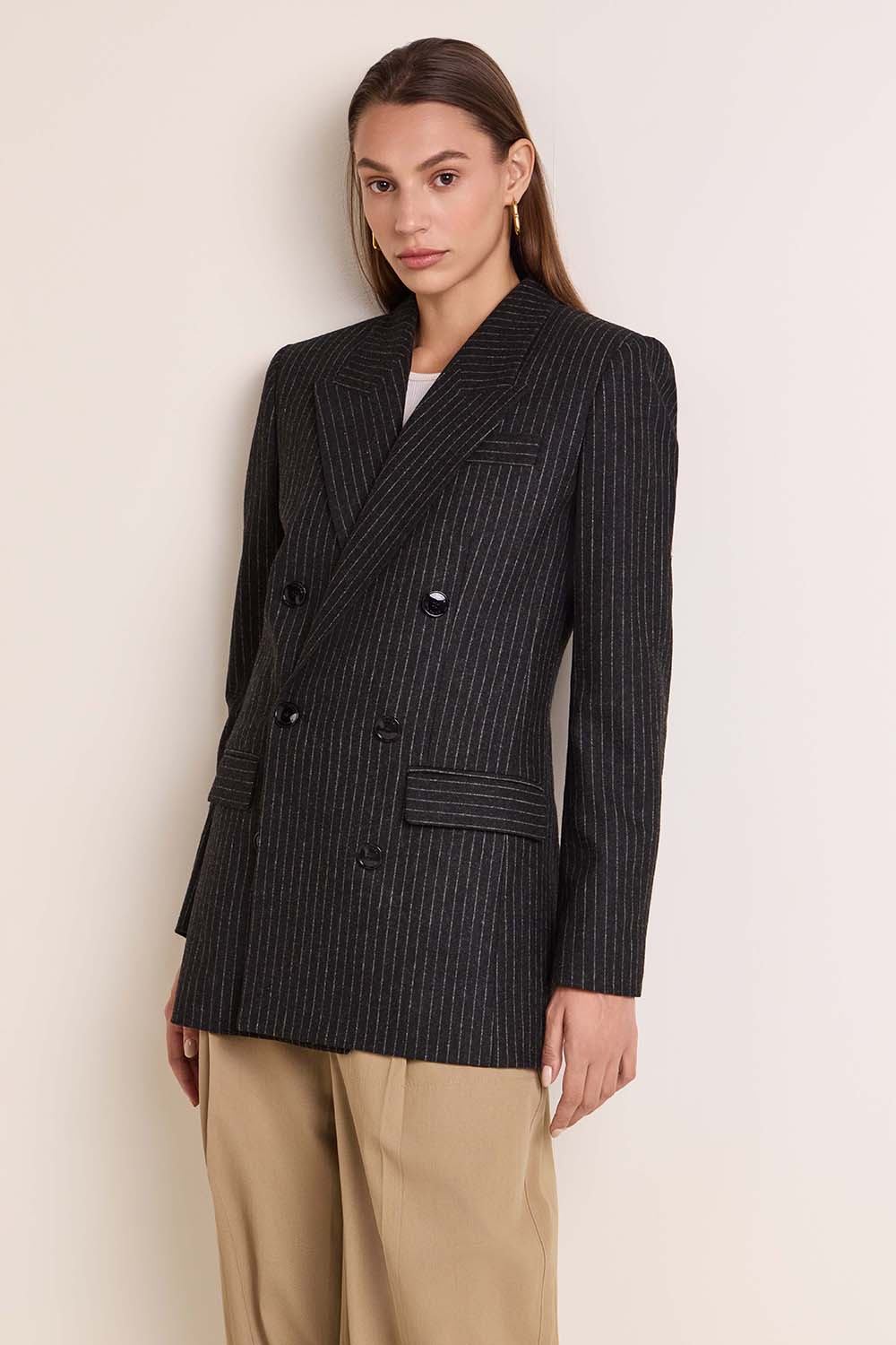 תמונת דוגמן קידמית של בלייזר מחויט פסים