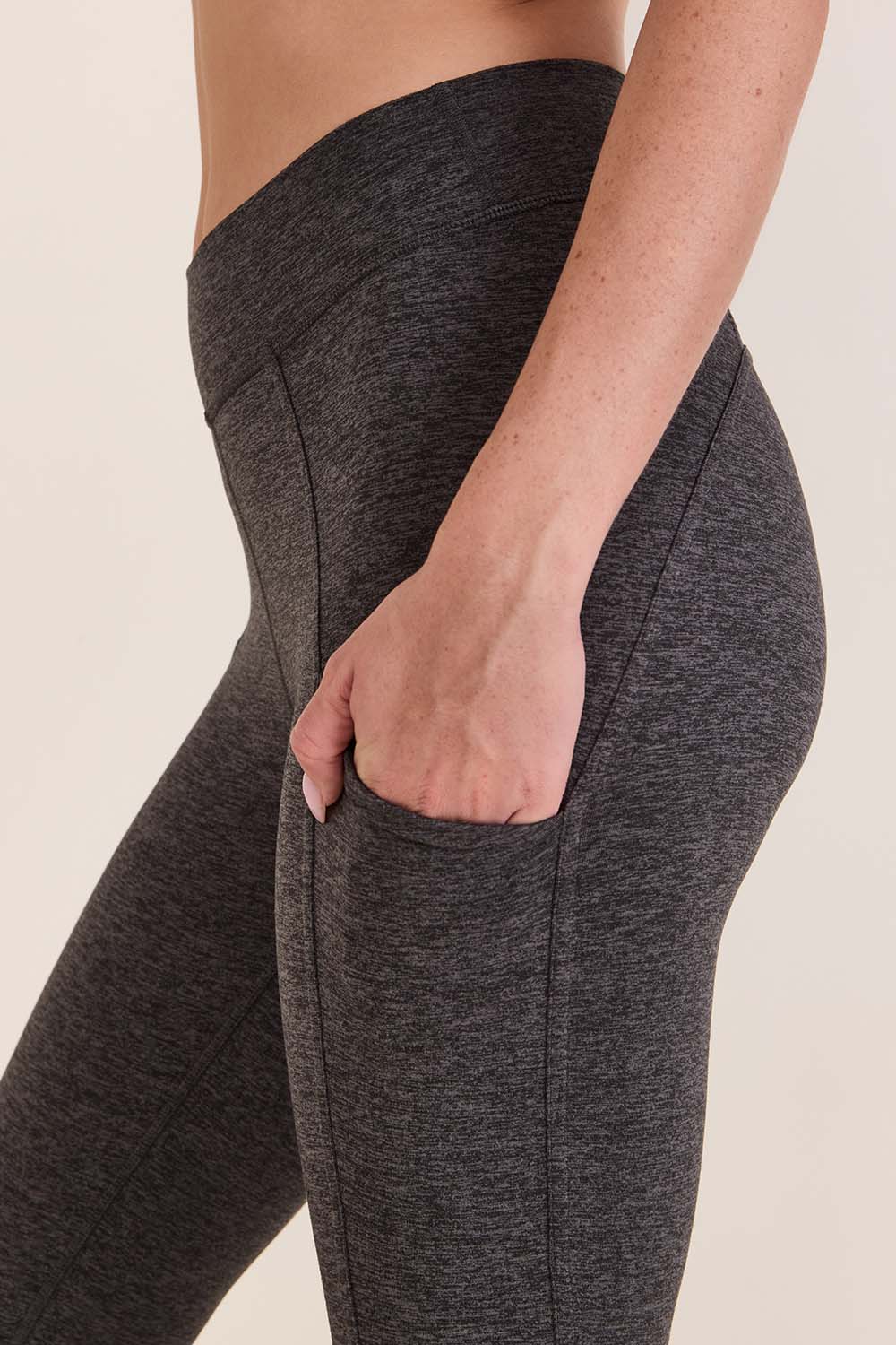 תמונת תקריב דוגמן של Softy Suedey High-Rise Tight 25''