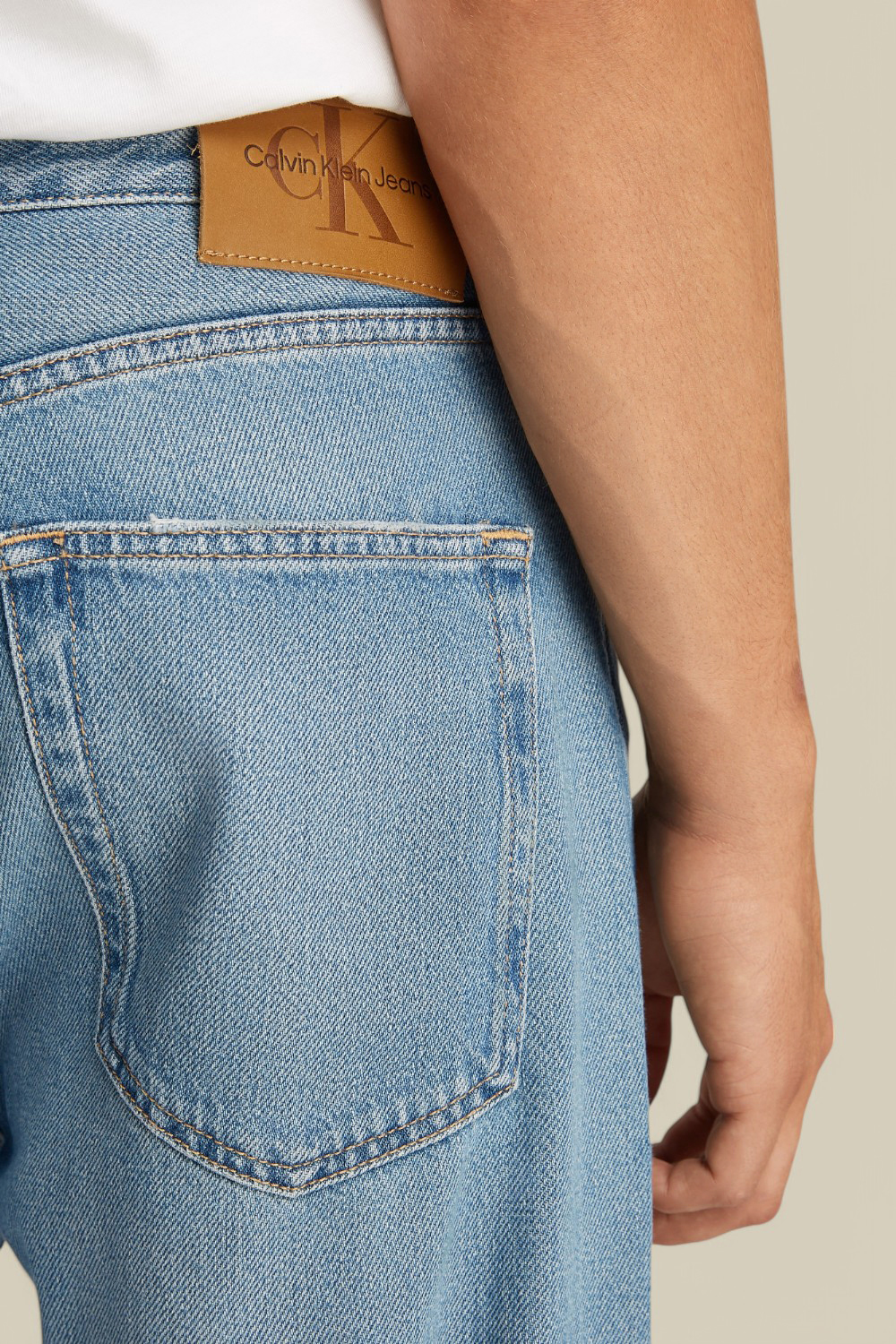 תמונת תקריב דוגמן של מכנסי ג'ינס בגזרה ישרה