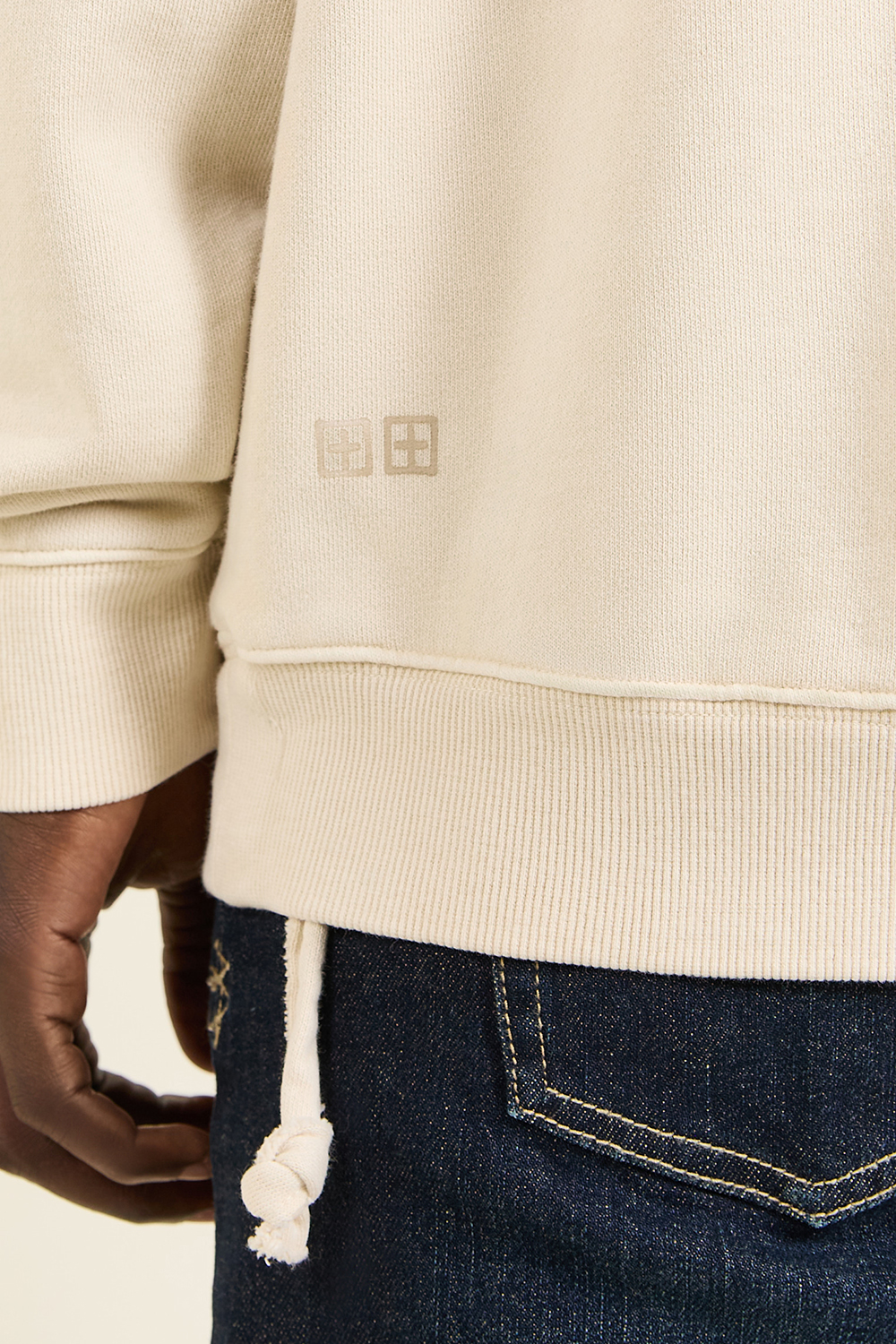 תמונת דוגמן אחורית של סווטשירט קפוצ'ון אוברסייז