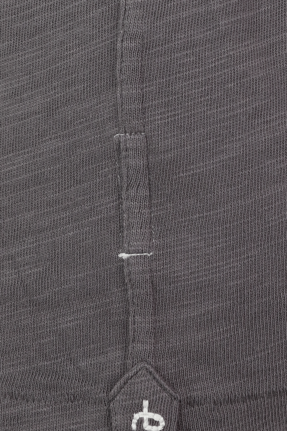 תמונה אחורית של חולצת טי פליים