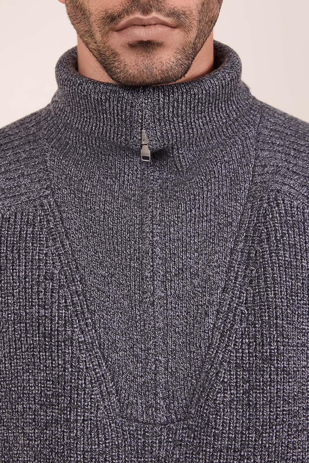 תמונת תקריב דוגמן של קרדיגן צמר מרינו