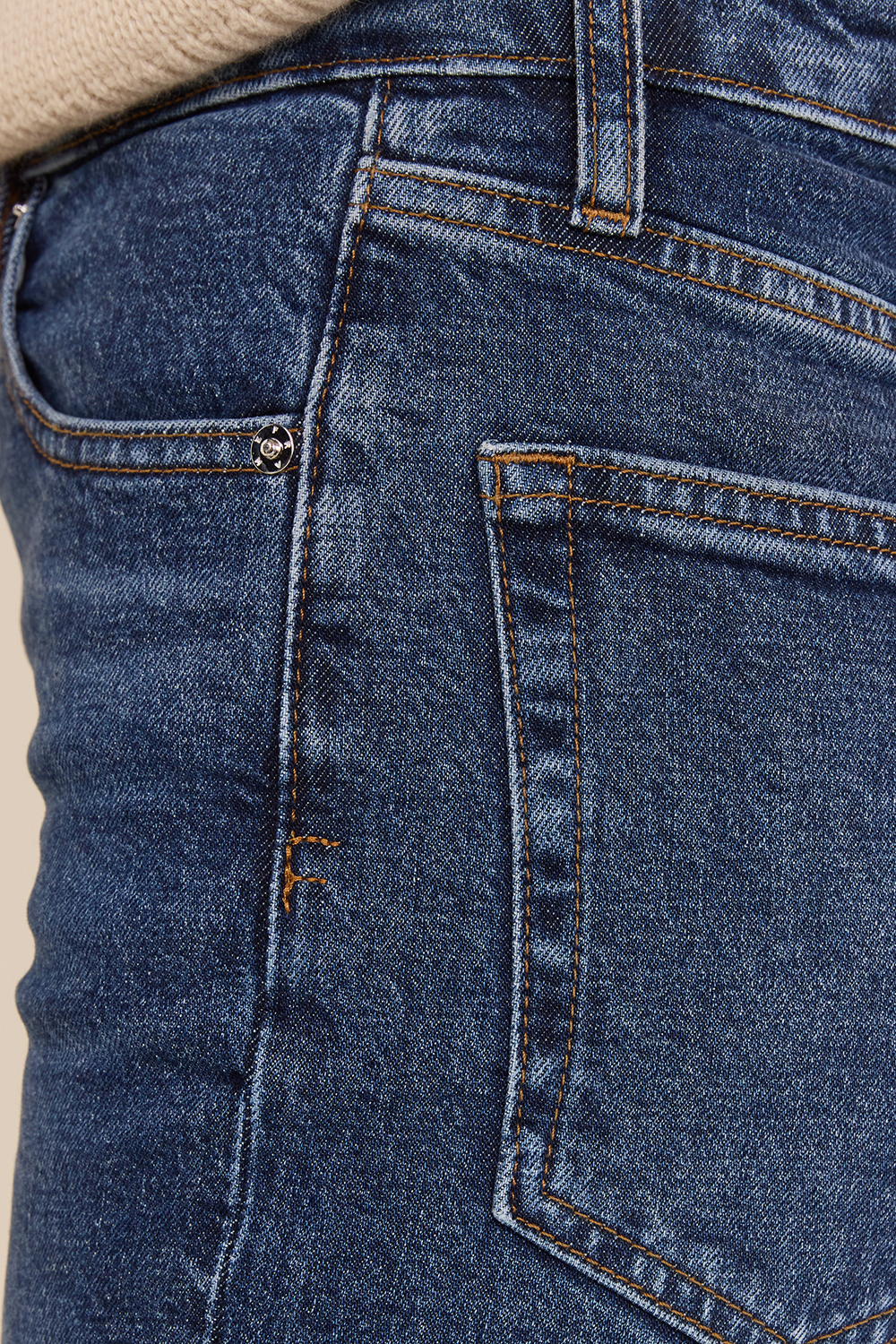 תמונת תקריב דוגמן של מכנסי ג'ינס בגזרה ישרה