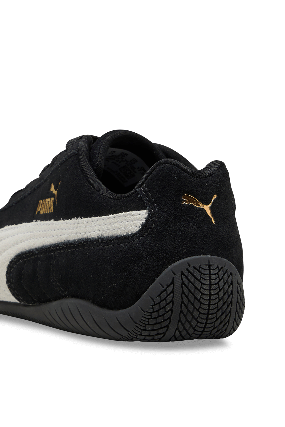 תמונת תקריב של נעלי סניקרס ספידקאט