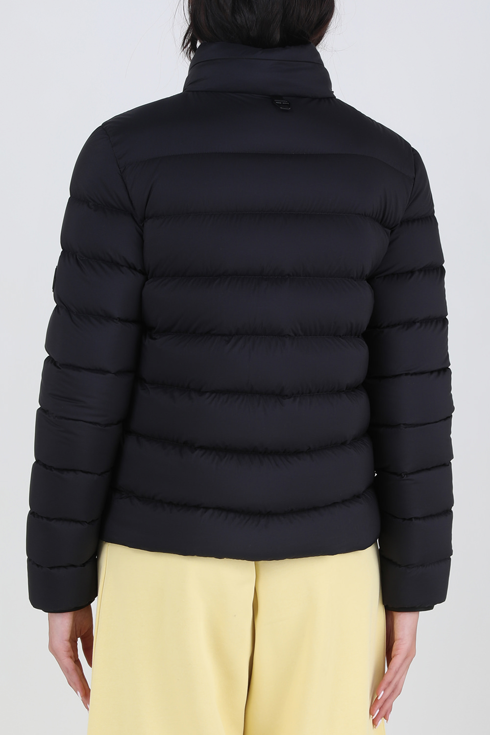 תמונת דוגמן אחורית של מעיל פאפר מרוכסן עם קפוצ'ון נשלף