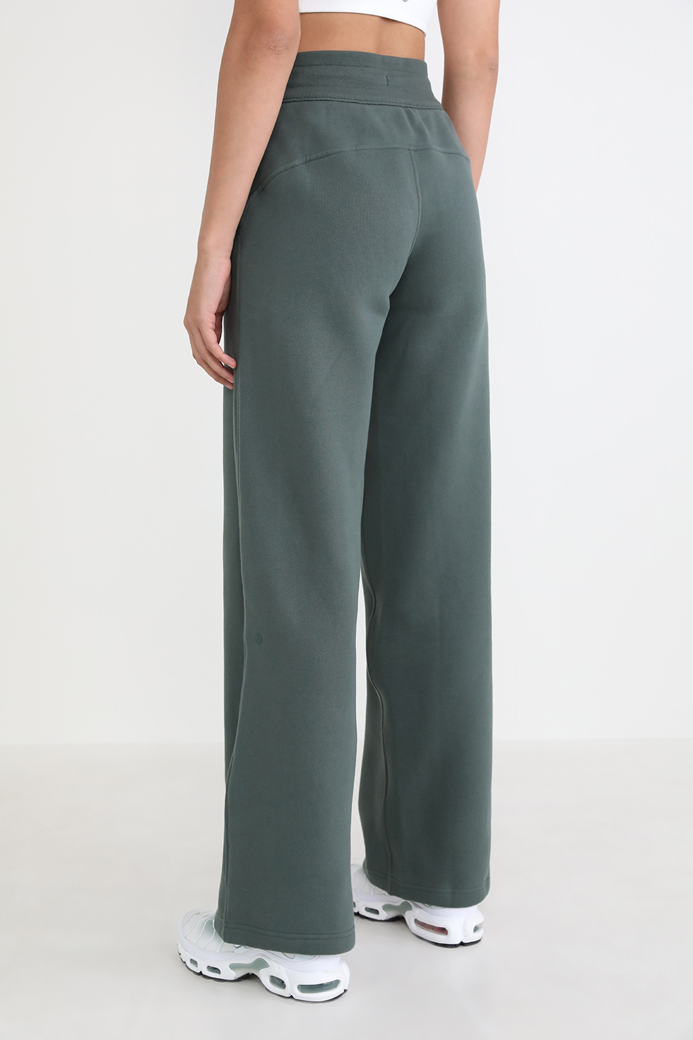 תמונת דוגמן אחורית של Scuba Mid-Rise Wide-Leg Pant