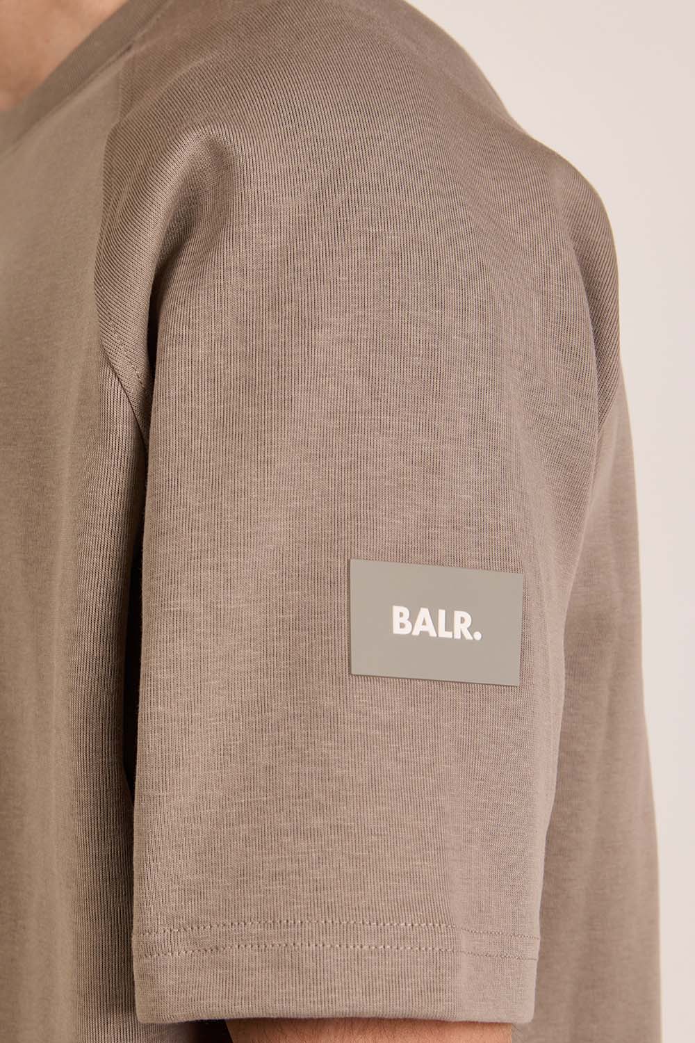 תמונת תקריב דוגמן של חולצת טי אוברסייז