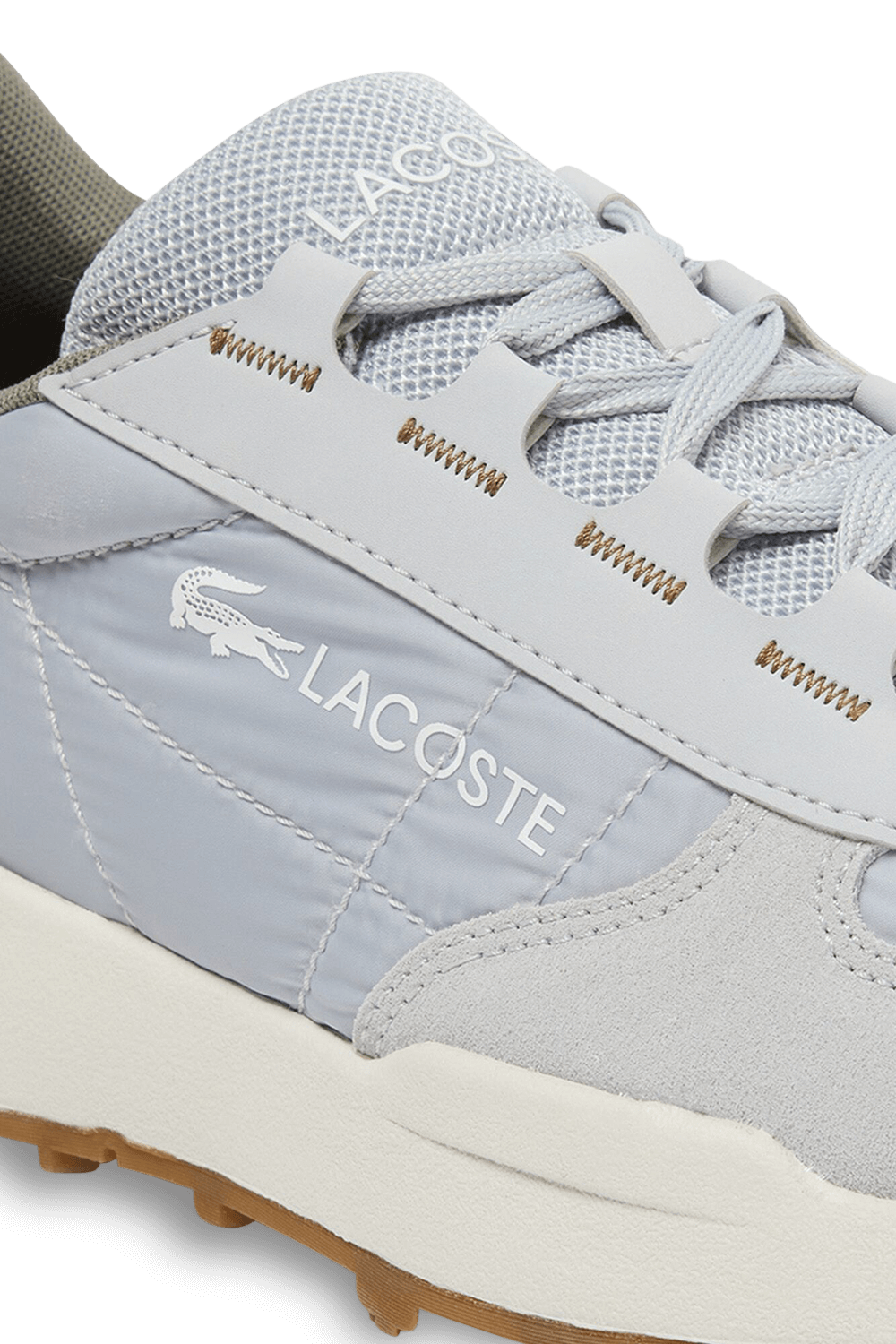 תמונת תקריב של נעלי סניקרס אליט