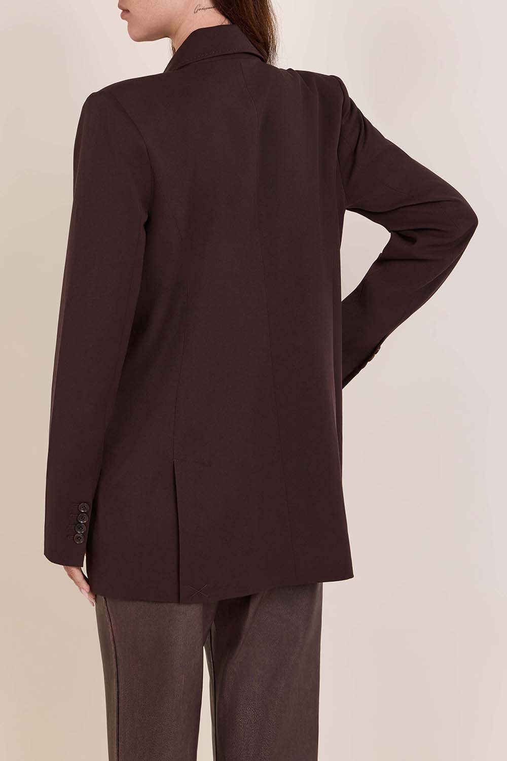 תמונת דוגמן אחורית של ז'קט מחוייט אוברסייז