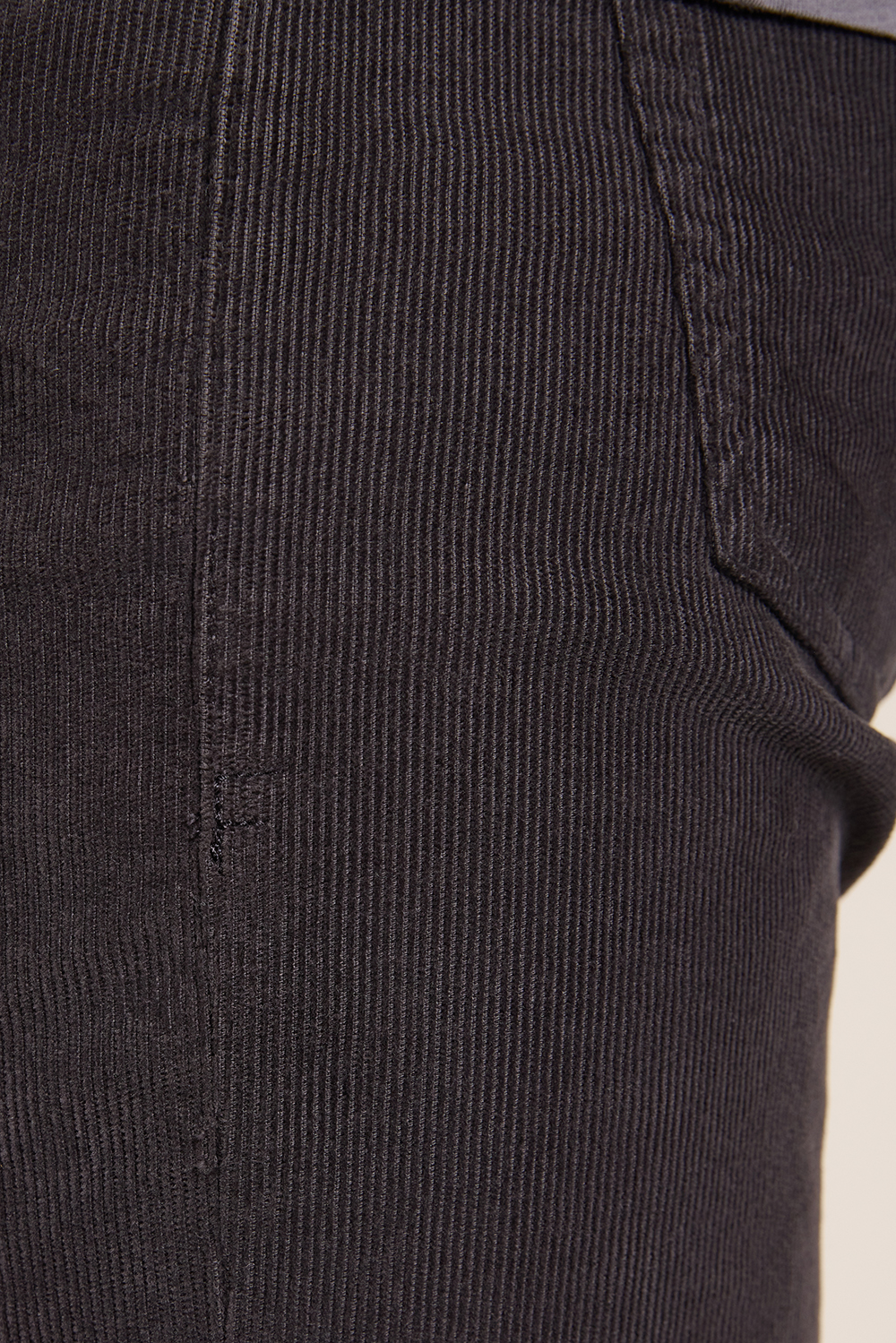 תמונת תקריב דוגמן של מכנסי ג'ינס סלים