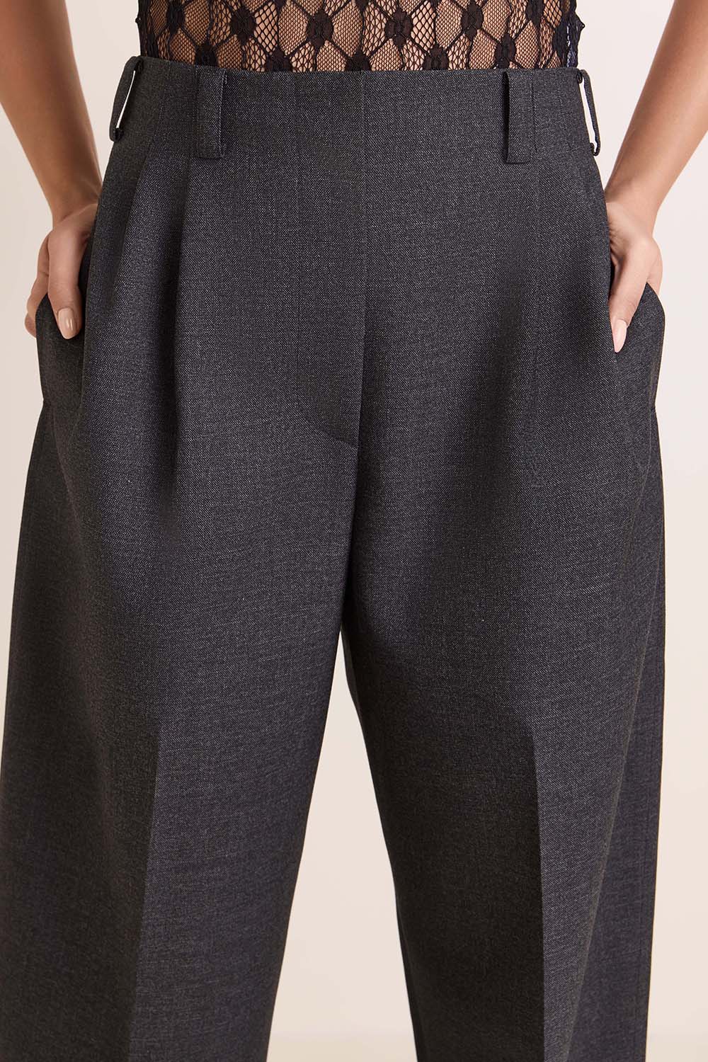 תמונת תקריב דוגמן של מכנסיים ארוכים מצמר