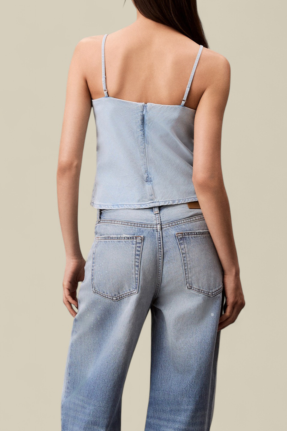 תמונת דוגמן אחורית של גופיית ג'ינס