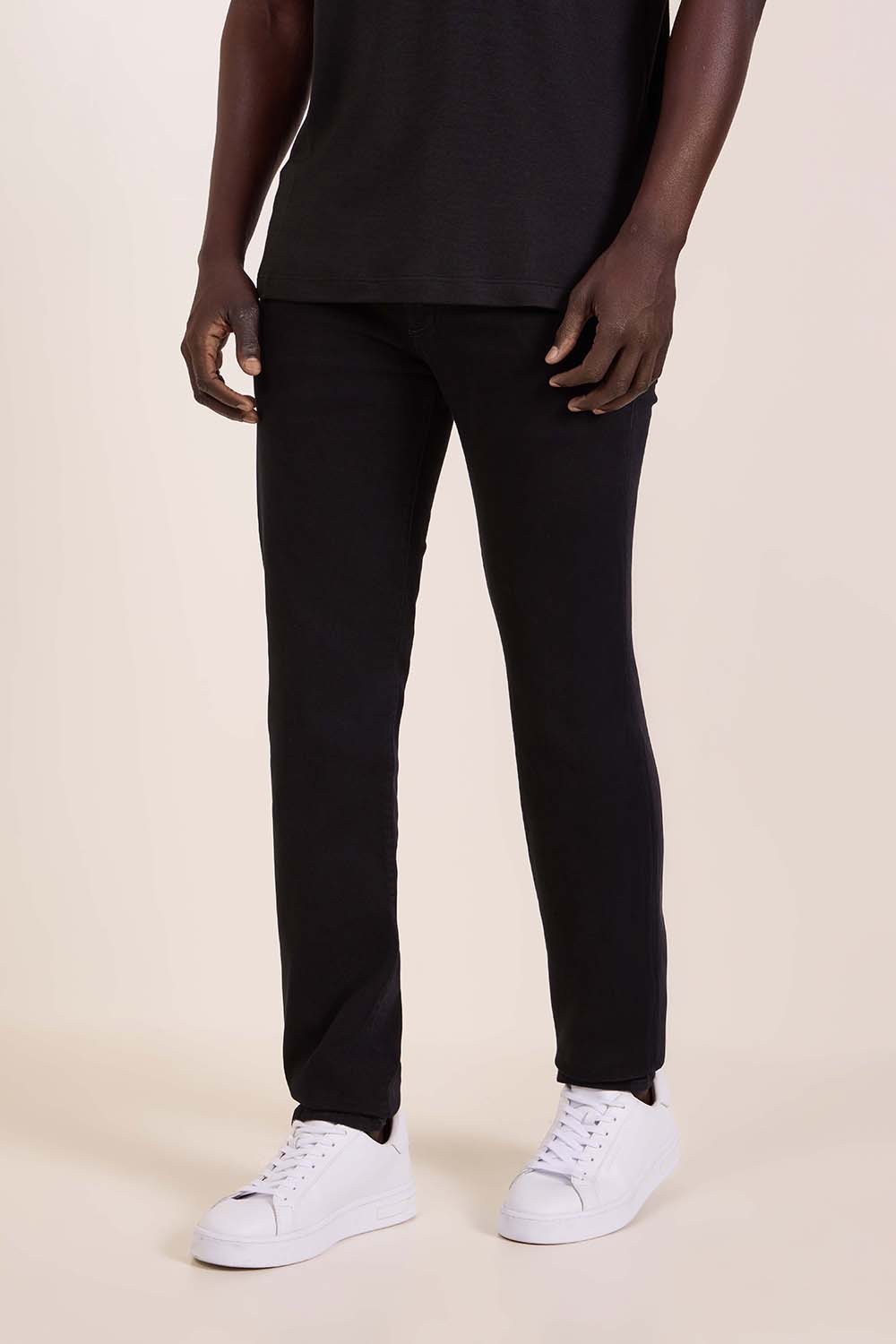 תמונת דוגמן קידמית של מכנסי ג'ינס בגזרה ישרה