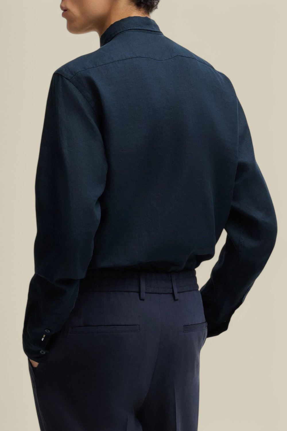 תמונת דוגמן אחורית של חולצה מכופתרת מפשתן