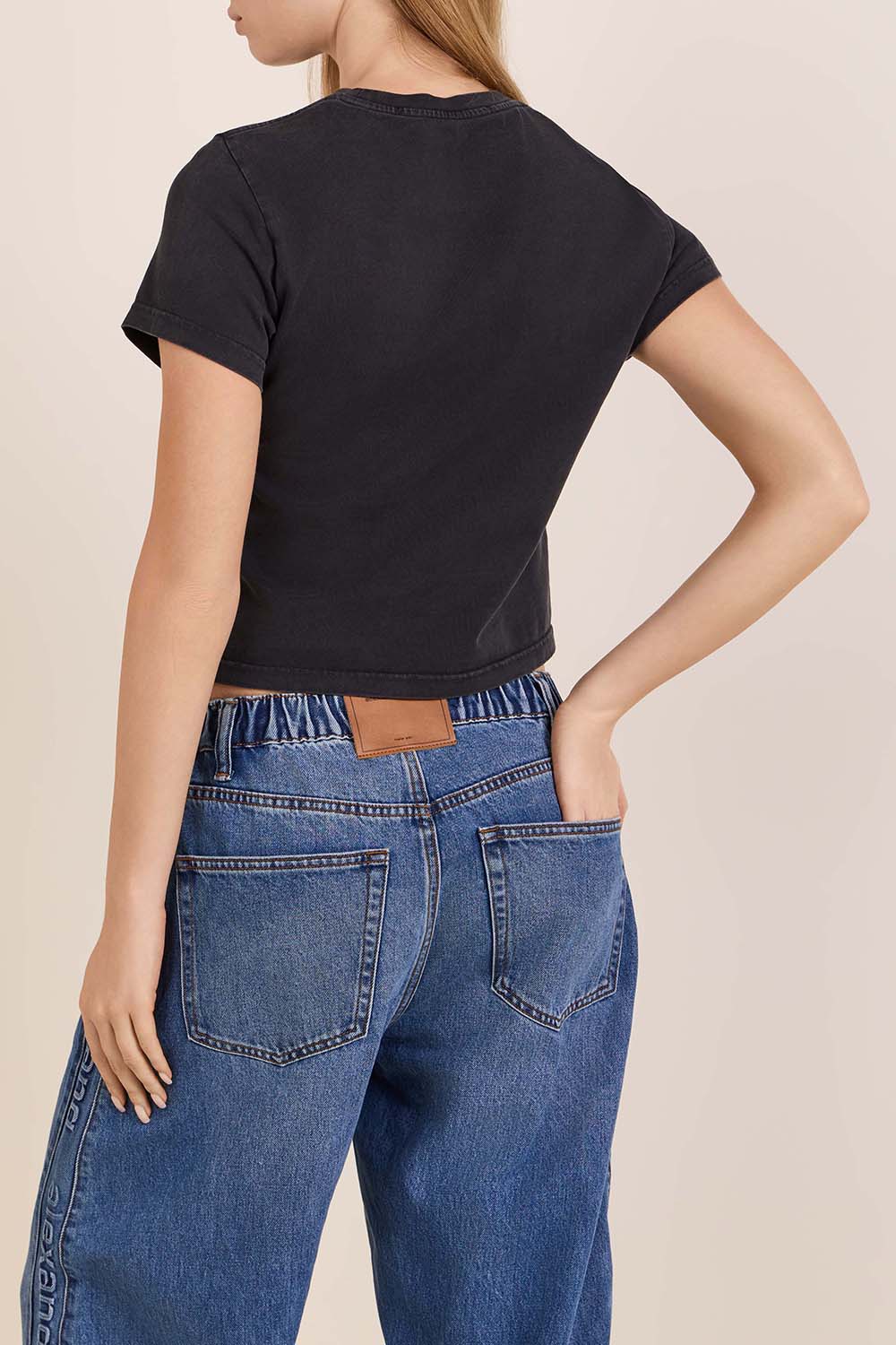 תמונת דוגמן אחורית של חולצת בייבי טי