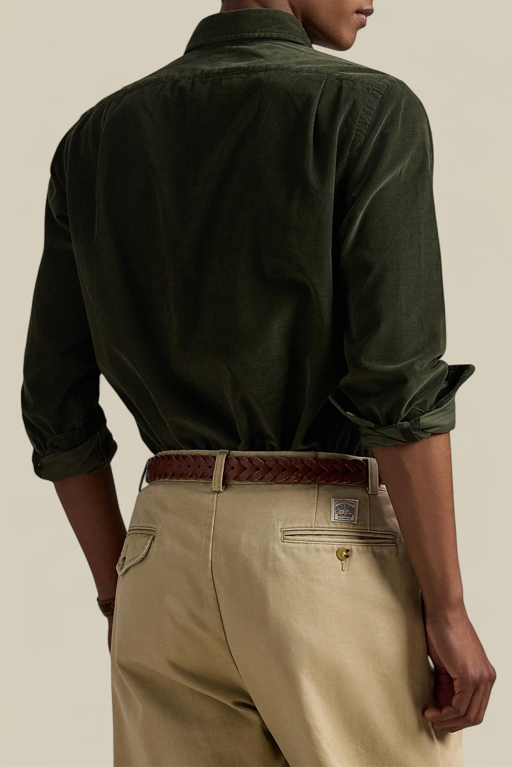 תמונת דוגמן אחורית של חולצה מכופתרת