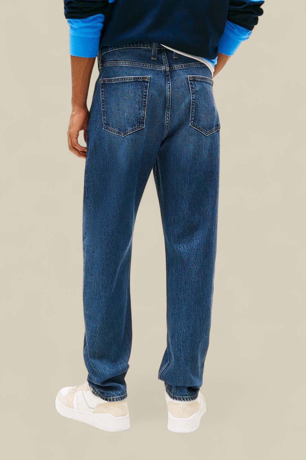 תמונת דוגמן אחורית של מכנסי ג'ינס משוחררים