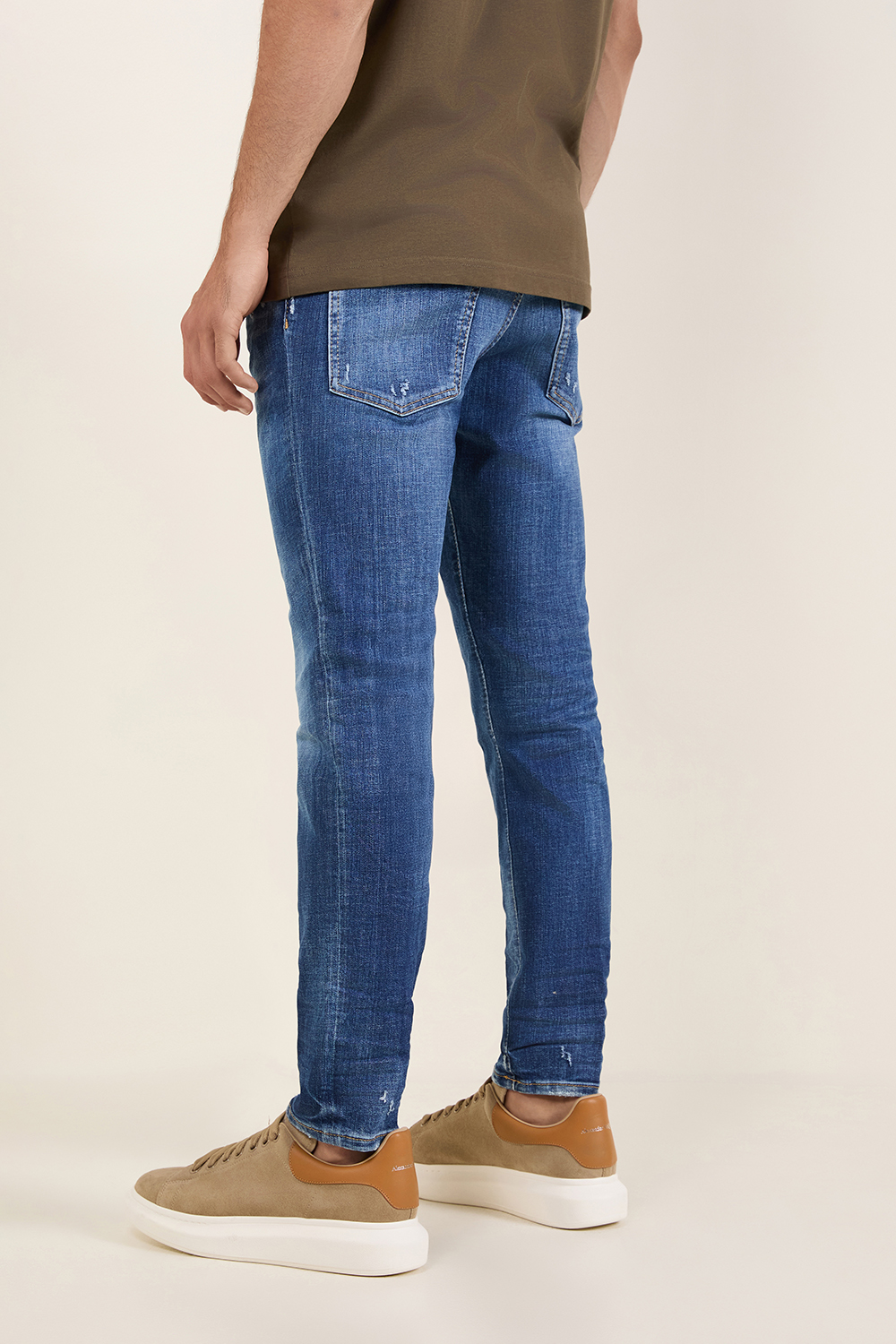 תמונת דוגמן אחורית של מכנסי ג'ינס סקייטר