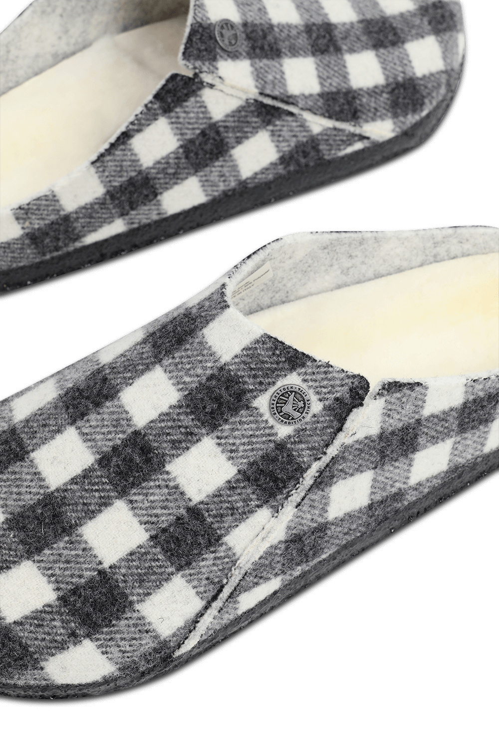 תמונת תקריב של נעלי בית מצמר בגווני שחור ולבן