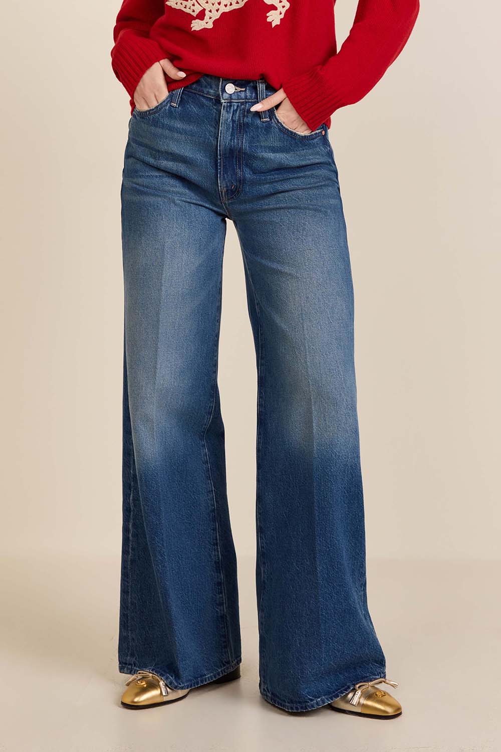 תמונת דוגמן קידמית של מכנסי ג'ינס בגזרה מתרחבת