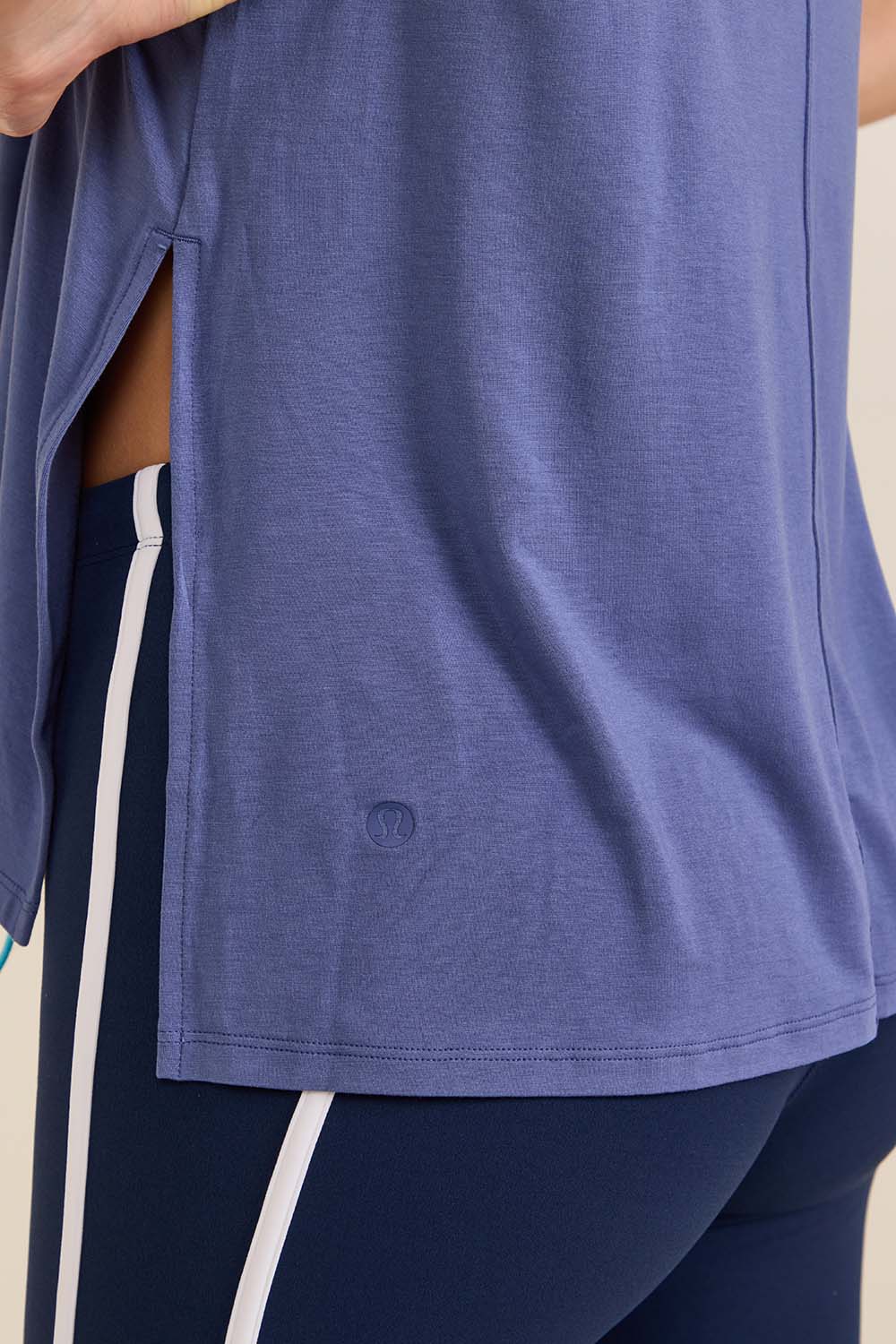 תמונת תקריב דוגמן של SilkAppeal Side-Slit Tank Top