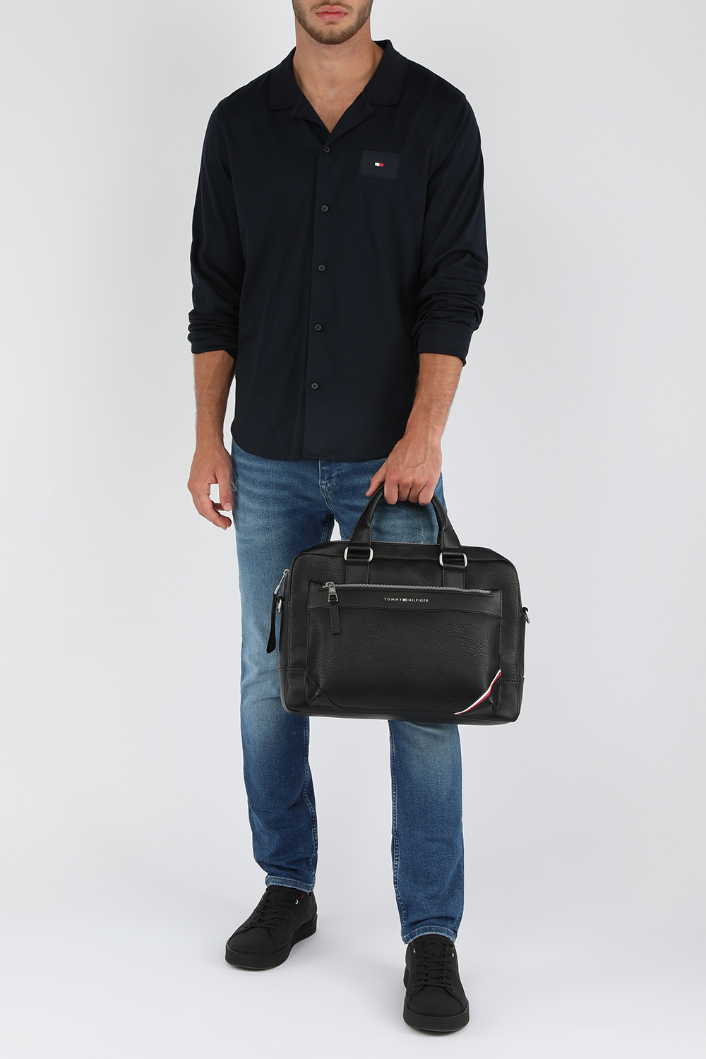 תמונת דוגמן קידמית של תיק ללפטופ שחור ממותג