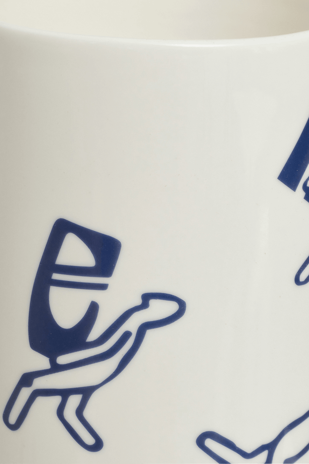 תמונה אחורית של ואזה מקרמיקה עם איורים בגוון לבן