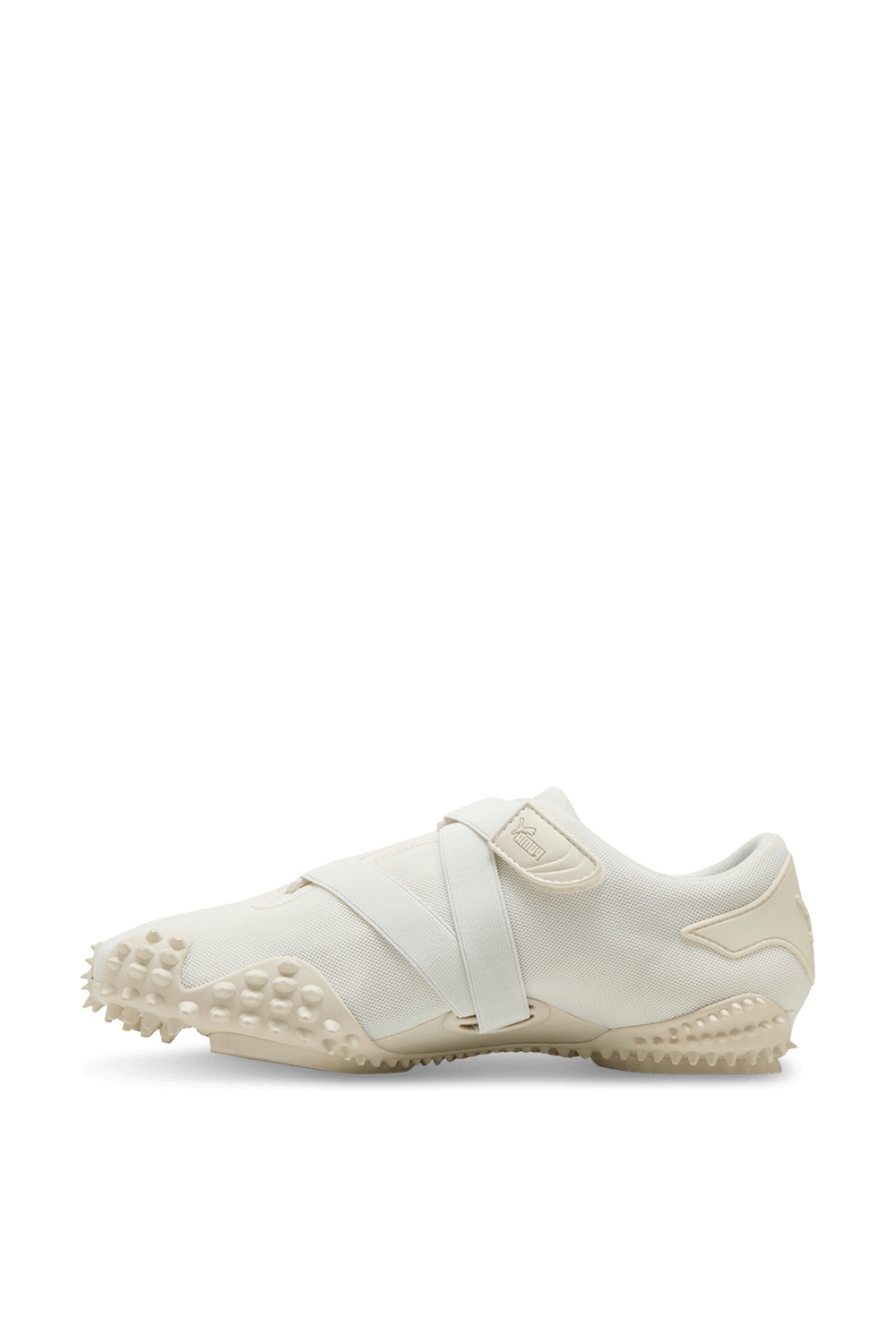 תמונה אחורית של נעלי סניקרס מוסטרו