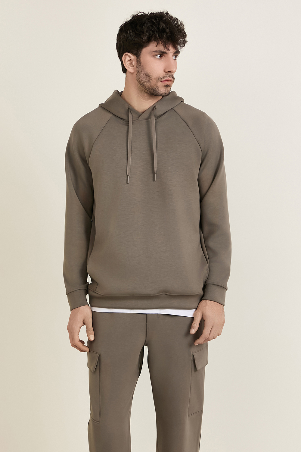 תמונת דוגמן קידמית של Smooth Spacer Pullover Hoodie