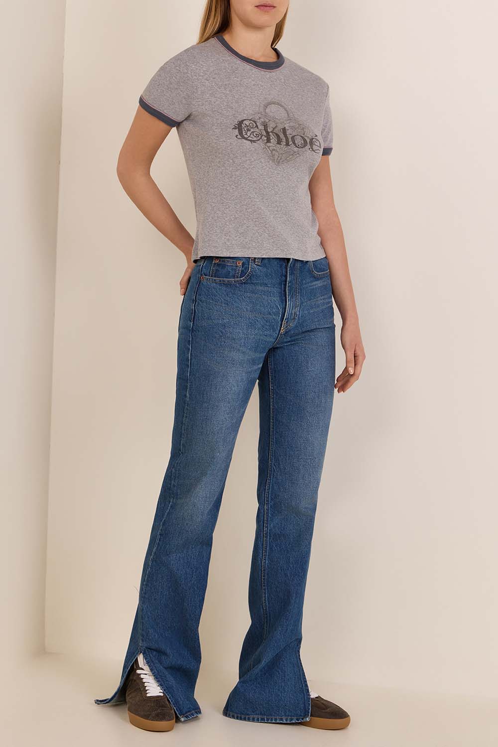 תמונת דוגמן קידמית של נעלי סניקרס עור