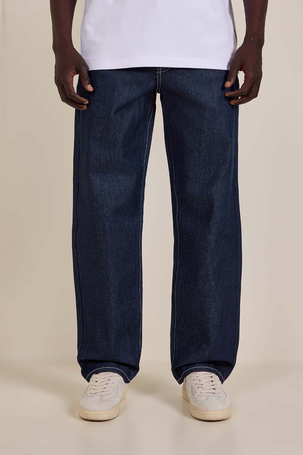 תמונת דוגמן קידמית של מכנסי ג'ינס בגזרה ישרה