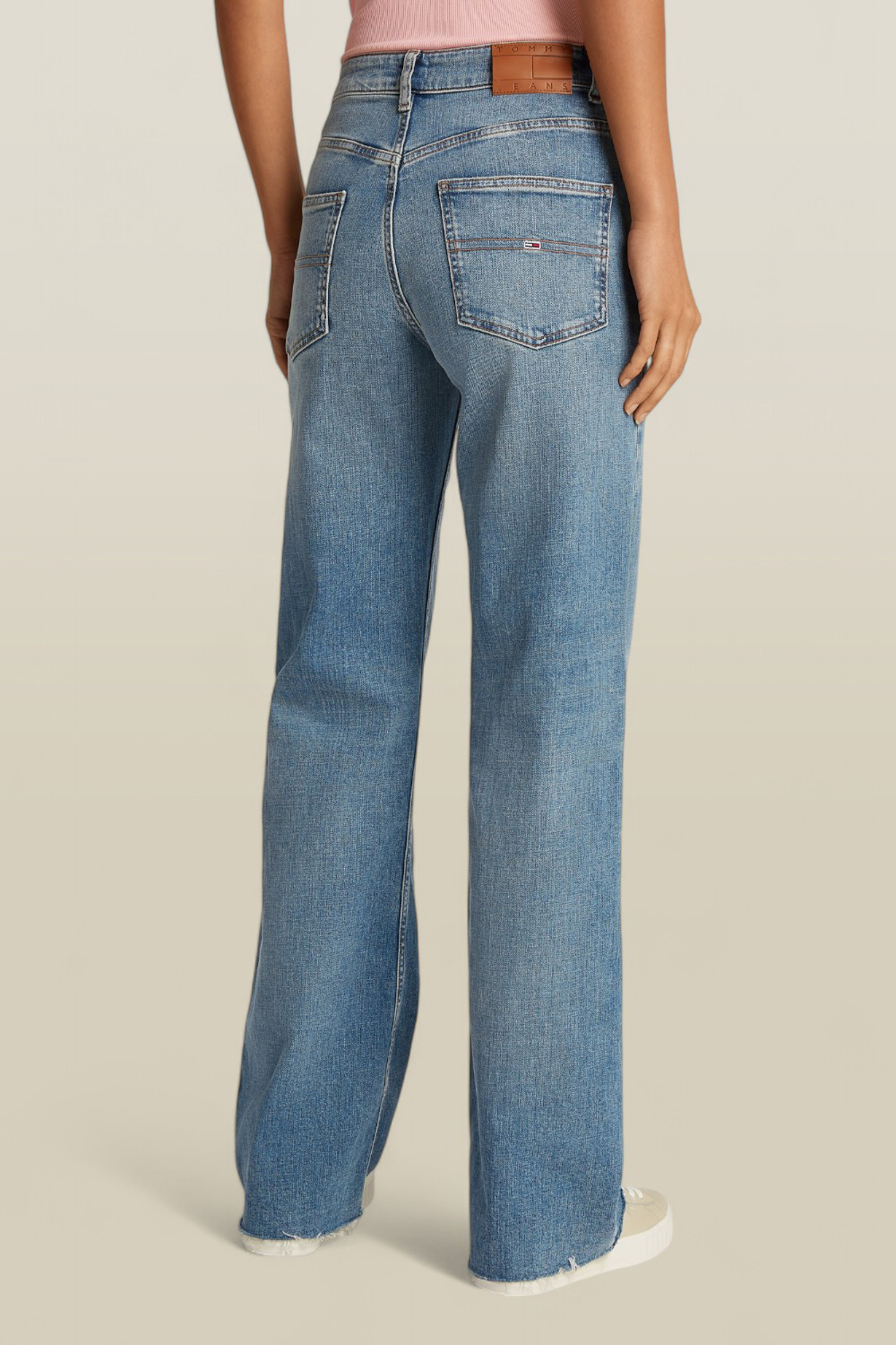 תמונת דוגמן אחורית של מכנסי ג'ינס בגזרה ישרה