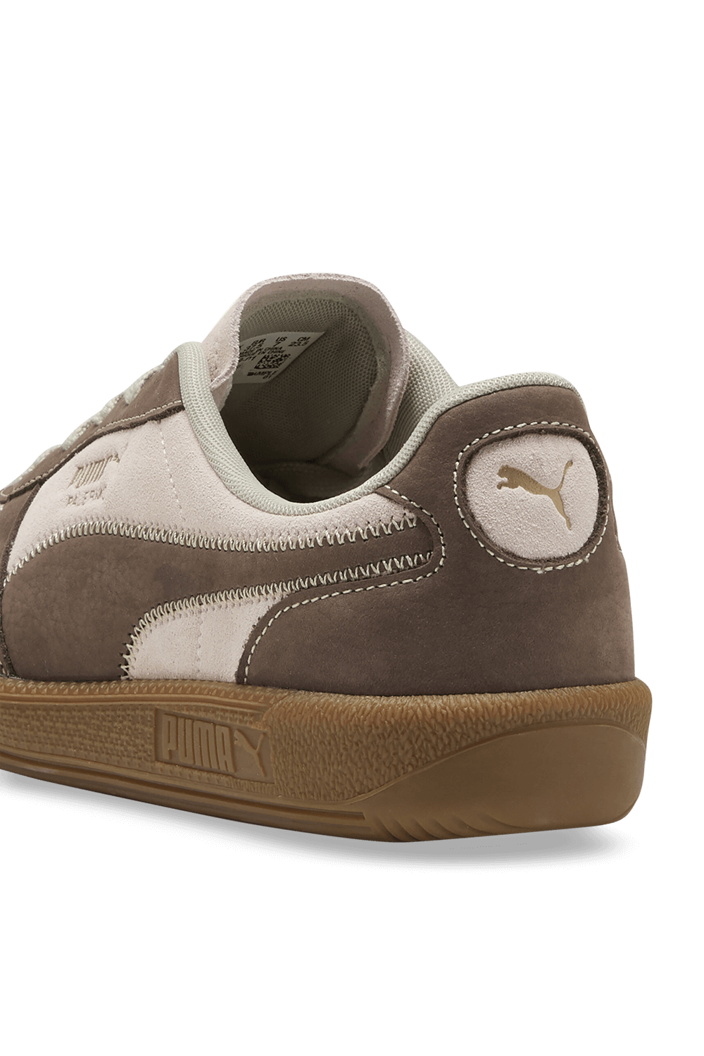 תמונת תקריב של נעלי סניקרס