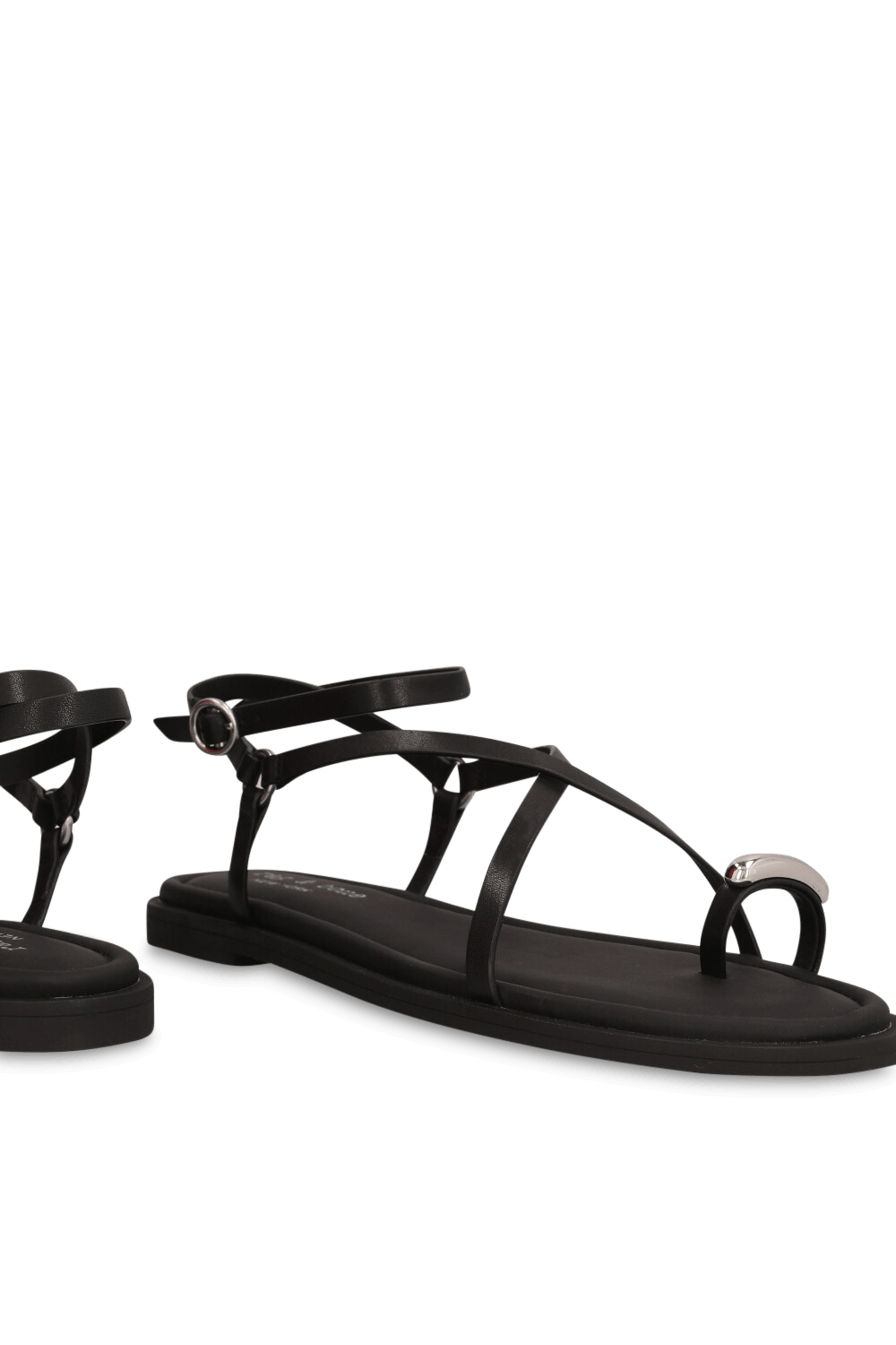 תמונת תקריב של סנדלים