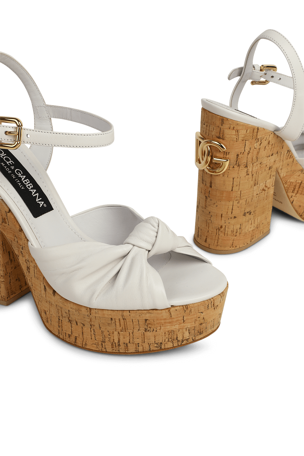 תמונת תקריב של סנדלי וודג' מעור